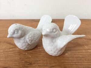 Vtg Occupied Japan White Ceramic Porcelain Finch Dove Bird Salt Pepper Shakers